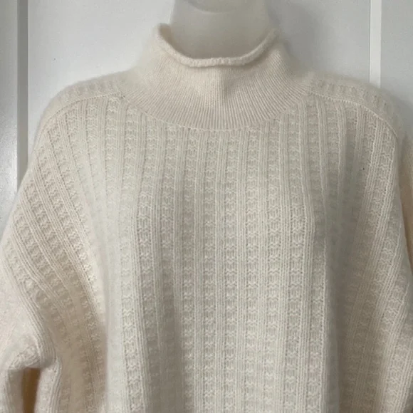 Cozy Cream Turtleneck Cashmere Sweater, size-L - Picture 3 of 8